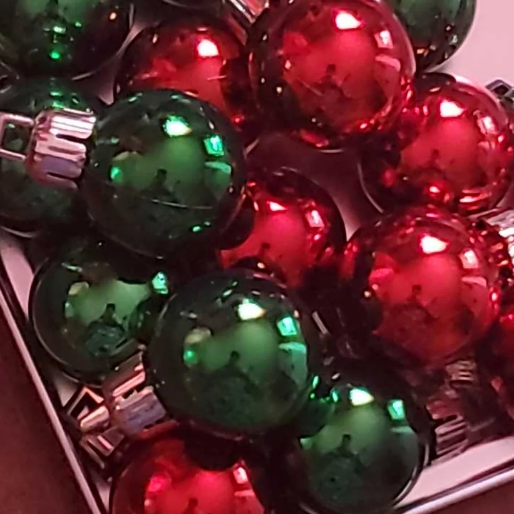CHRISTMAS TREE BALLS Red & Green 1